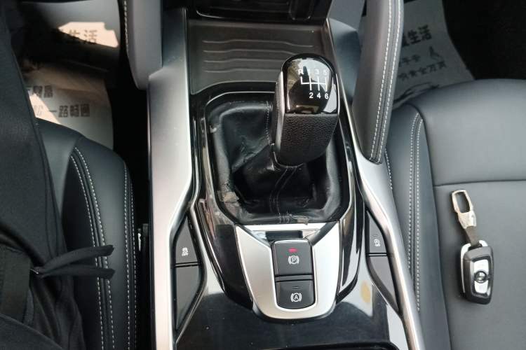 Used Brilliance V7 2018 280T Manual Luxury 5-Seater Gear Lever