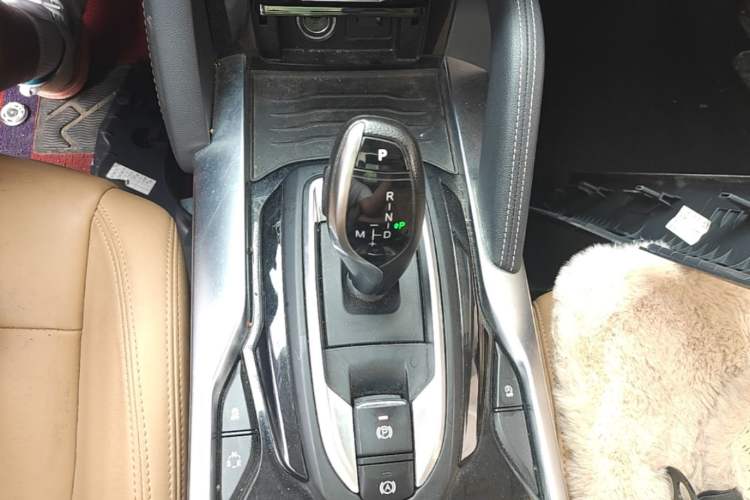 Used Brilliance V7 2018 280T DCT Luxury Model 5 Seats Gear Lever