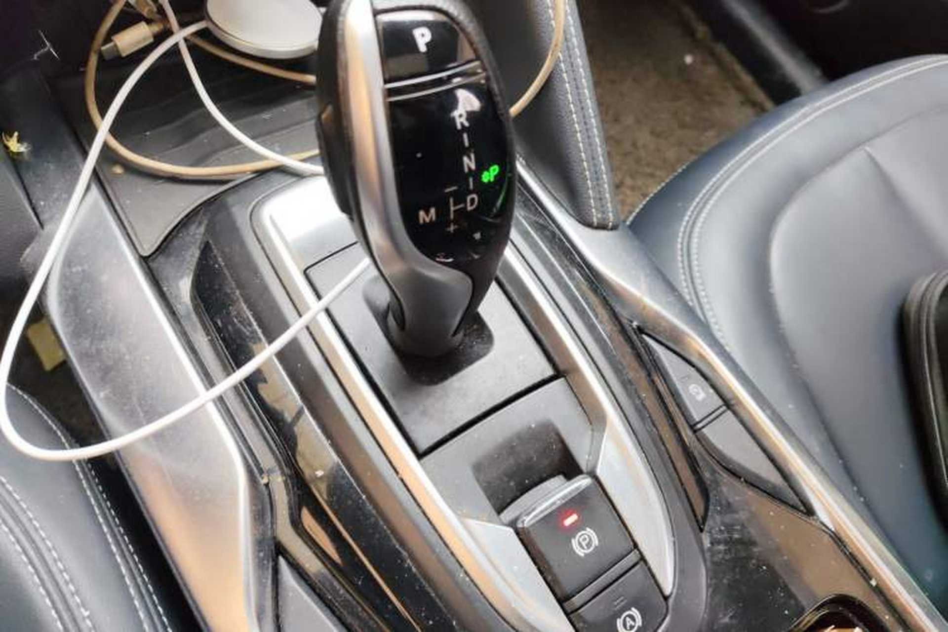 Used Brilliance V7 2018 280T DCT Prestige 5-Seater Gear Lever