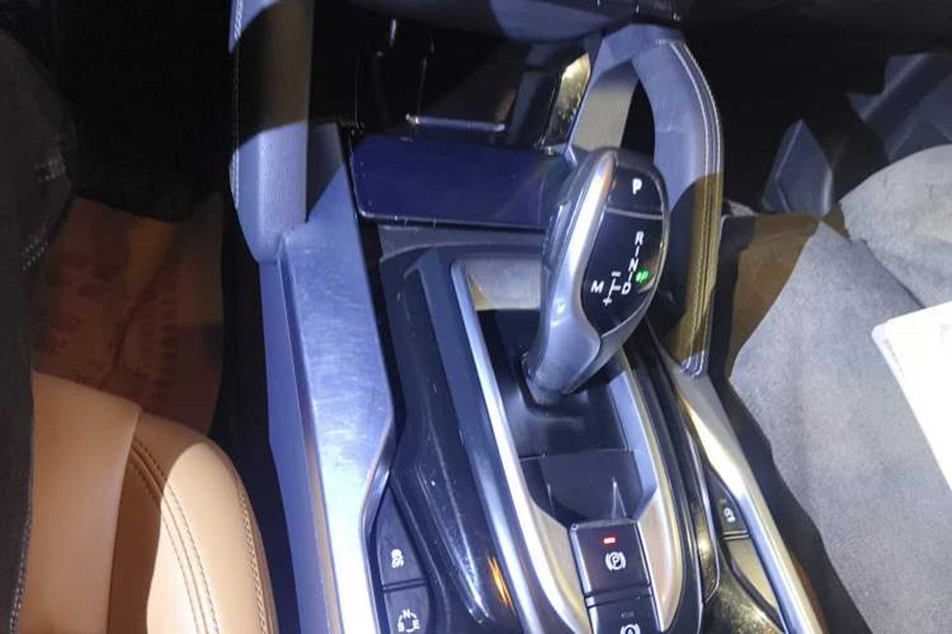 Used Brilliance V7 2018 280T DCT Prestige 5-Seater Gear Lever