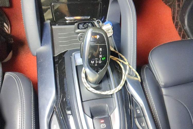 Used Brilliance V7 2018 280T DCT Flagship 5-Seater Gear Lever
