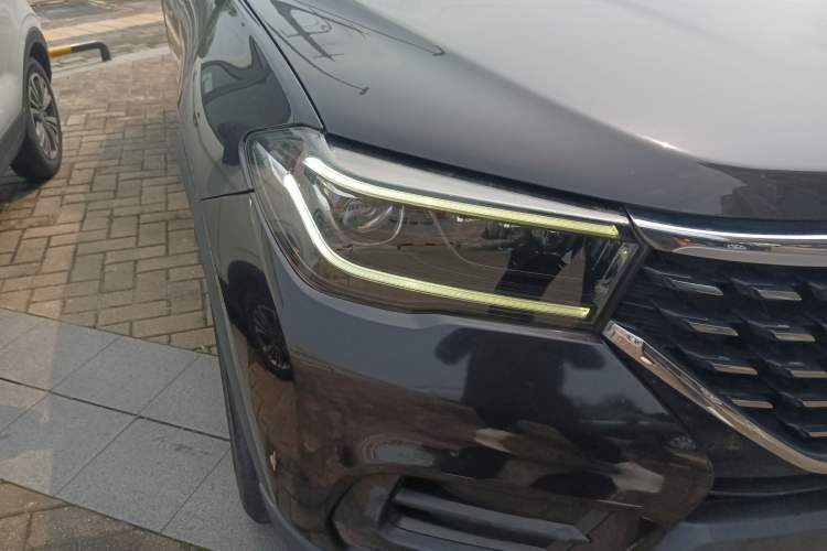 Used Brilliance V7 2018 280T Manual Luxury 5-Seater Right Front Headlight