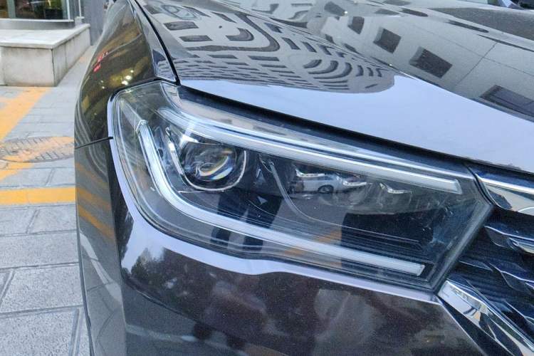 Used Brilliance V7 2018 280T DCT Flagship 5-Seater Right Front Headlight