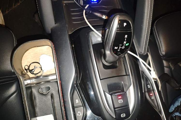 Used Brilliance V7 2018 280T DCT Flagship 7-Seater Gear Lever