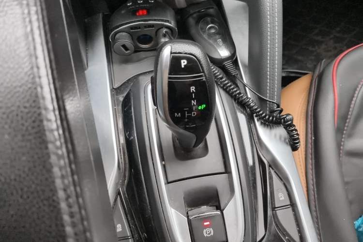 Used Brilliance V7 2018 280T DCT Prestige 5-Seater Gear Lever