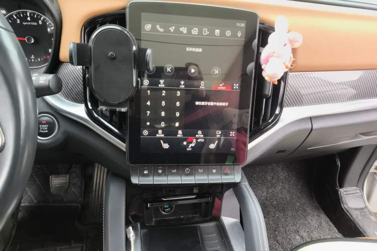 Used Brilliance V7 2018 280T Manual Luxury 5-Seater Audio And AC Panel