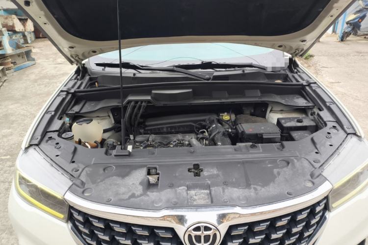 Used Brilliance V7 2018 280T Manual Luxury 5-Seater Engine Bay