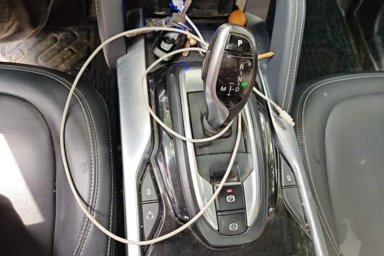 Used Brilliance V7 2018 280T DCT Prestige 7-Seater Gear Lever