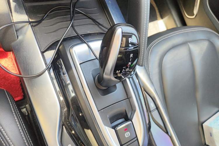 Used Brilliance V7 2018 280T DCT Luxury Model 5 Seats Gear Lever