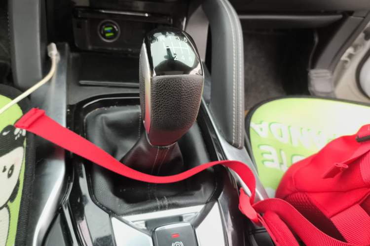 Used Brilliance V7 2018 280T Manual Luxury 5-Seater Gear Lever