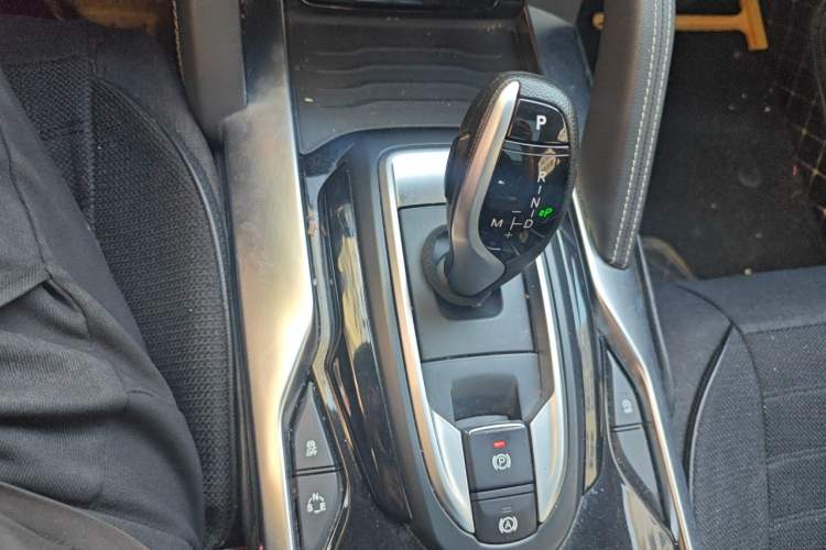 Used Brilliance V7 2018 280T DCT Luxury Model 5 Seats Gear Lever