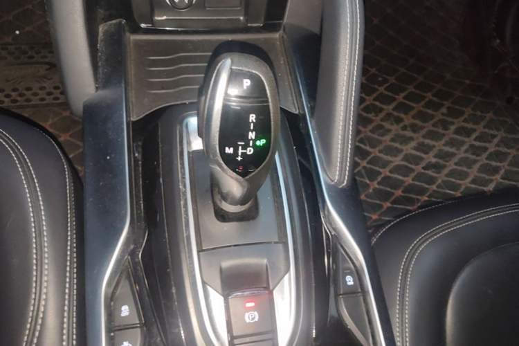 Used Brilliance V7 2018 280T DCT Prestige 5-Seater Gear Lever