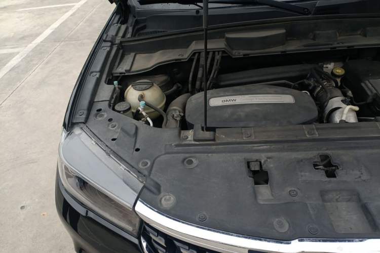 Used Brilliance V7 2019 300T Automatic Luxury 7-Seater Engine Bay Right