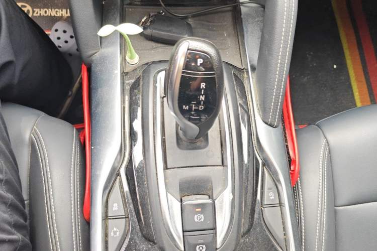 Used Brilliance V7 2019 300T Automatic Luxury 5-Seater Gear Lever