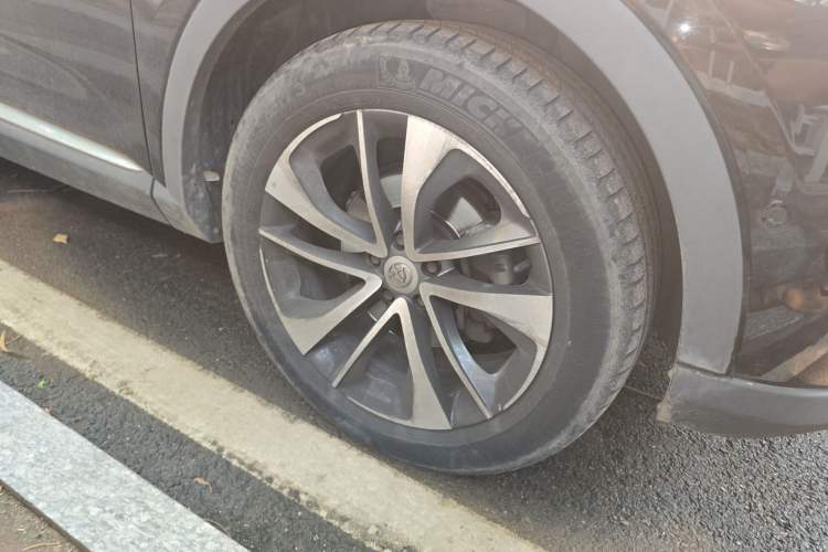 Used Brilliance V7 2019 300T Automatic Flagship Model 5 Seats Right Front Wheel Hub