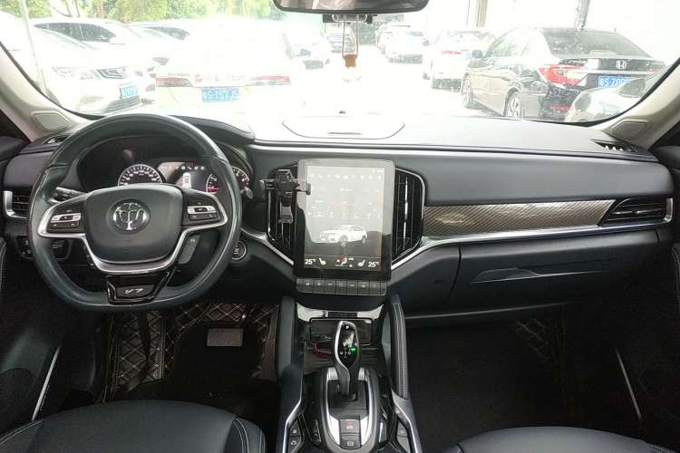 Used Brilliance V7 2019 300T Automatic Luxury 5-Seater Center Console