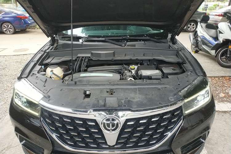 Used Brilliance V7 2019 300T Automatic Luxury 5-Seater Engine Bay