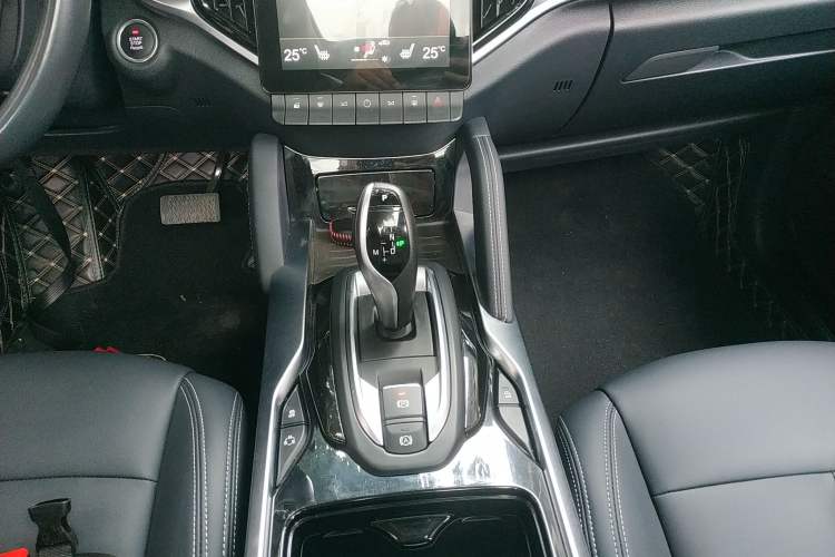 Used Brilliance V7 2019 300T Automatic Luxury 5-Seater Gear Lever