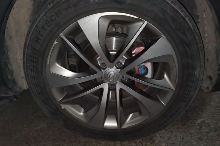 Used Brilliance V7 2019 300T Automatic Flagship Model 5 Seats Right Front Wheel Hub