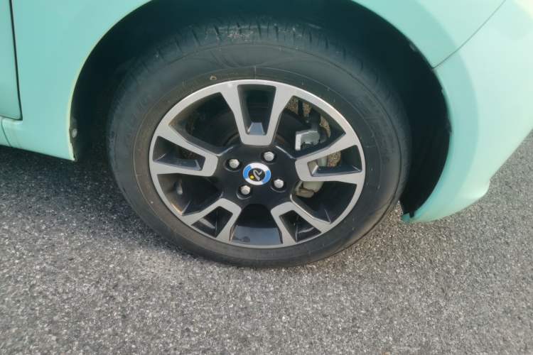 Used Brilliance Xinri i03 2022 Youth Edition 31.45 kWh Right Front Wheel Hub