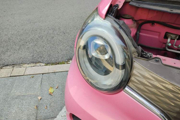 Used Brilliance Xinri i03 2021 318 km 31.45 kWh Right Front Headlight