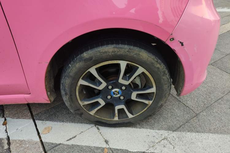 Used Brilliance Xinri i03 2021 318 km 31.45 kWh Right Front Wheel Hub