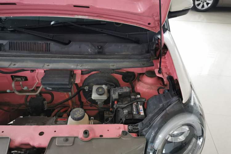Used Brilliance Xinri i03 2021 318 km 31.45 kWh Engine Bay Left