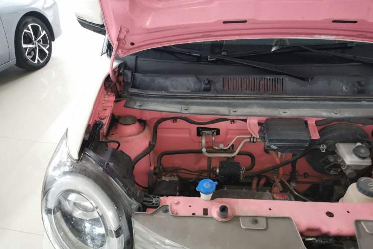 Used Brilliance Xinri i03 2021 318 km 31.45 kWh Engine Bay Right