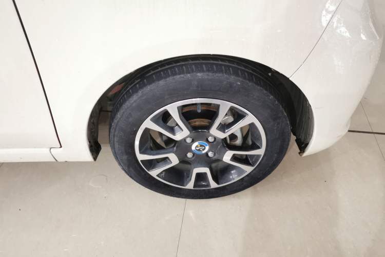 Used Brilliance Xinri i03 2021 318 km 31.45 kWh Right Front Wheel Hub