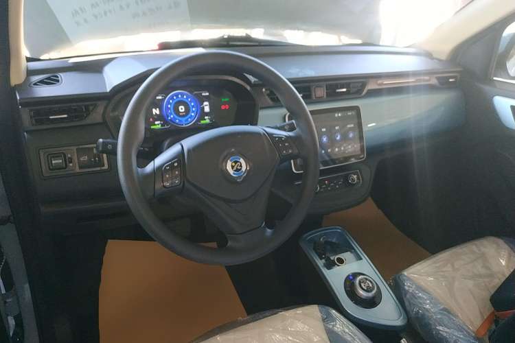 Used Brilliance Xinri i03 2021 318 km 31.45 kWh Center Console