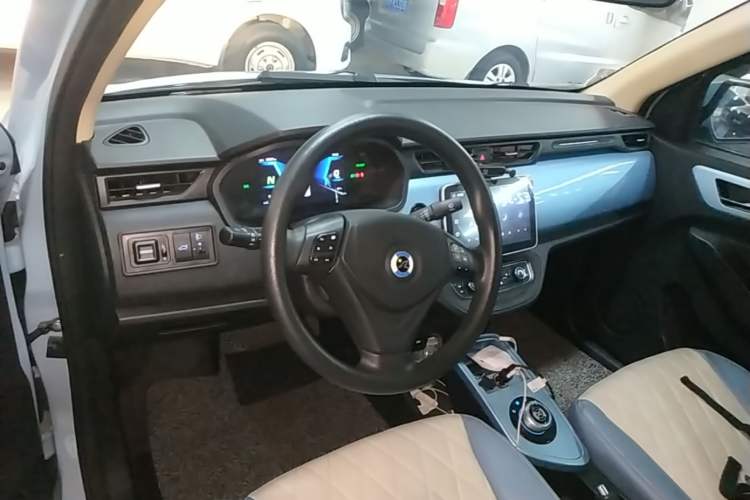 Used Brilliance Xinri i03 2021 318 km 31.45 kWh Center Console