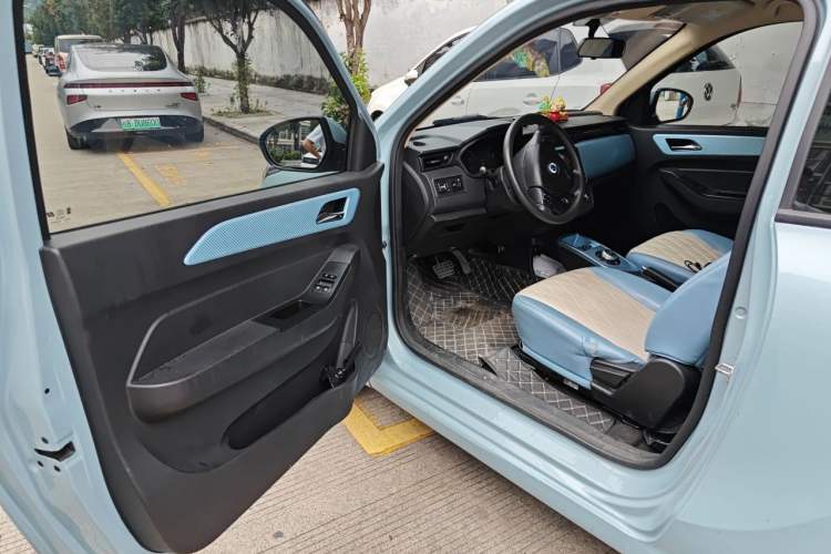 Used Brilliance Xinri i03 2021 318 km 31.45 kWh Driver Seat