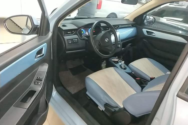 Used Brilliance Xinri i03 2021 318 km 31.45 kWh Driver Seat