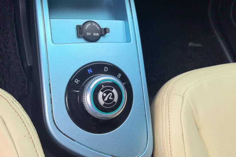 Used Brilliance Xinri i03 2021 410 km 38.54 kWh Gear Lever