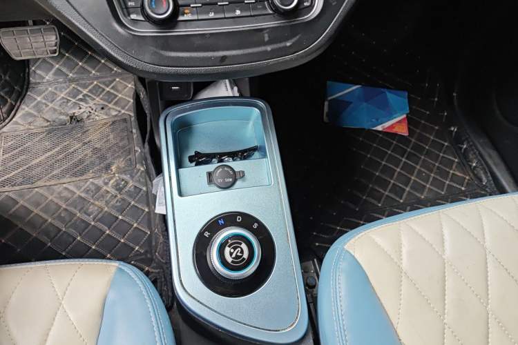 Used Brilliance Xinri i03 2021 318 km 31.45 kWh Gear Lever