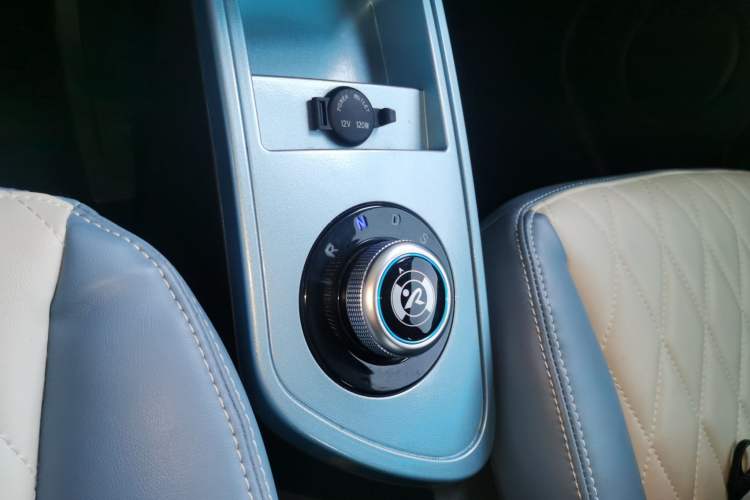 Used Brilliance Xinri i03 2021 318 km 31.45 kWh Gear Lever