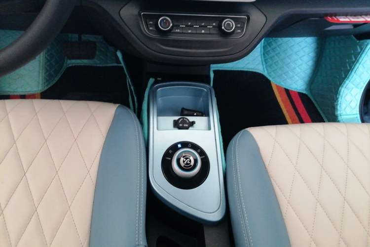 Used Brilliance Xinri i03 2021 318 km 31.45 kWh Gear Lever