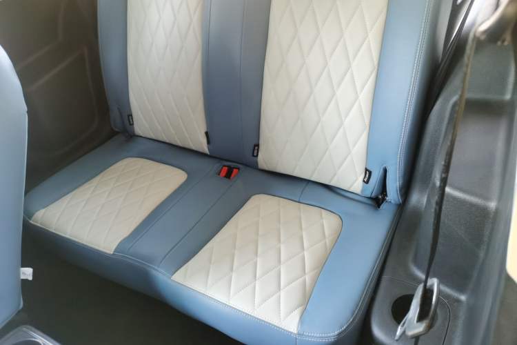 Used Brilliance Xinri i03 2021 318 km 31.45 kWh Interior 4