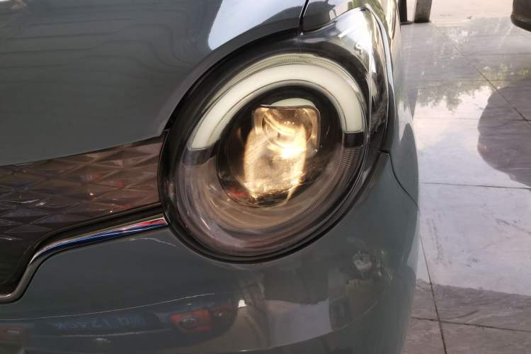 Used Brilliance Xinri i03 2021 318 km 31.45 kWh Left Front Headlight