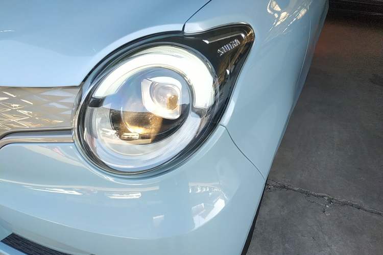Used Brilliance Xinri i03 2021 318 km 31.45 kWh Left Front Headlight