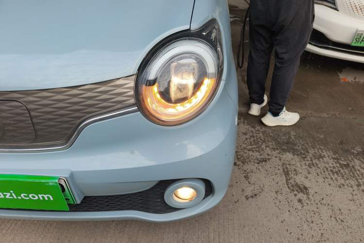 Used Brilliance Xinri i03 2021 410 km 38.54 kWh Left Front Headlight