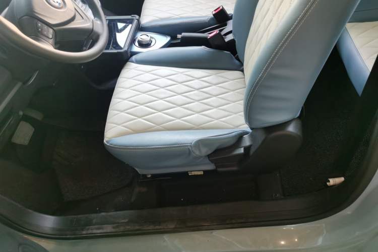 Used Brilliance Xinri i03 2021 318 km 31.45 kWh Left Front Seat