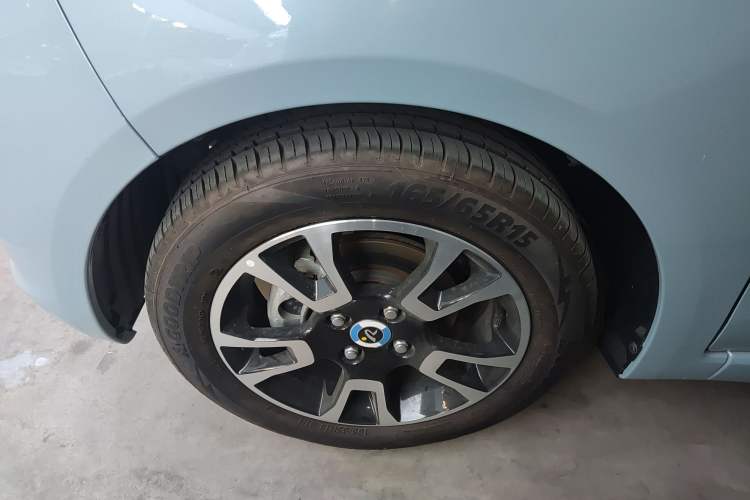 Used Brilliance Xinri i03 2021 318 km 31.45 kWh Left Front Wheel Hub