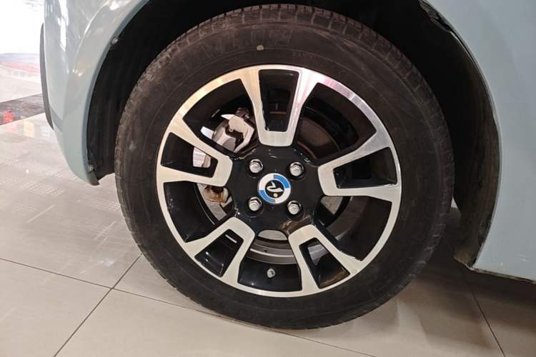 Used Brilliance Xinri i03 2021 318 km 31.45 kWh Left Front Wheel Hub