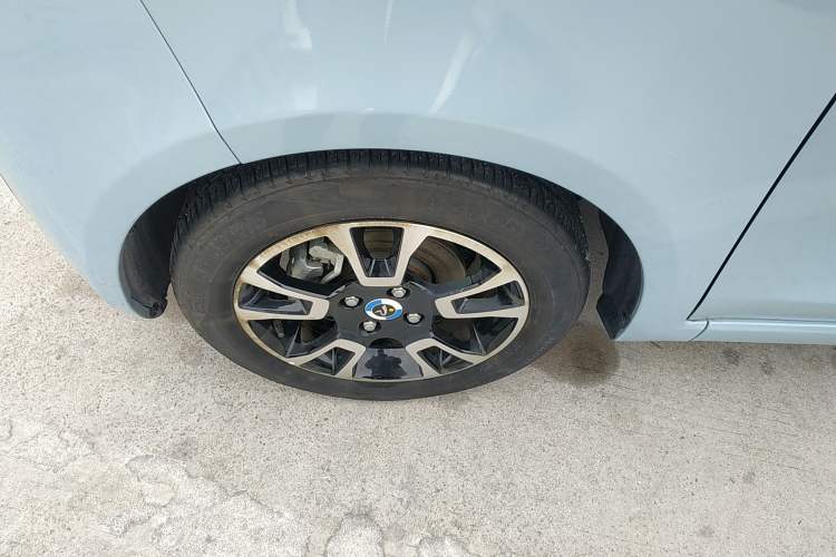Used Brilliance Xinri i03 2021 318 km 31.45 kWh Left Front Wheel Hub