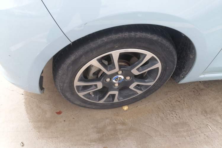 Used Brilliance Xinri i03 2021 410 km 38.54 kWh Left Front Wheel Hub