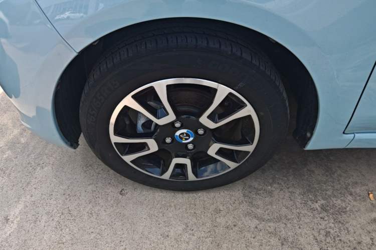 Used Brilliance Xinri i03 2021 318 km 31.45 kWh Left Front Wheel Hub
