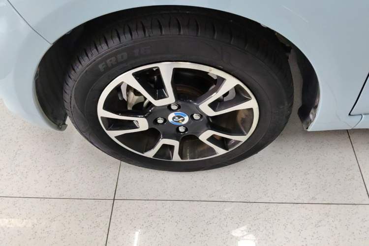 Used Brilliance Xinri i03 2021 318 km 31.45 kWh Left Front Wheel Hub