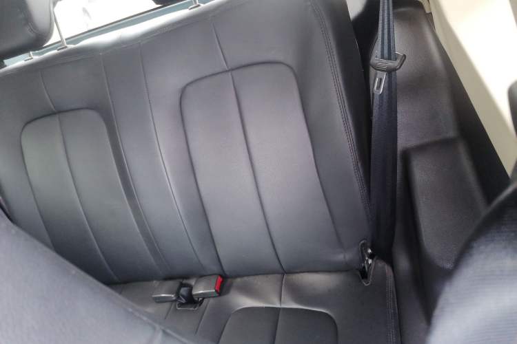 Used Brilliance Xinri i03 2021 410 km 38.54 kWh Left Rear Seat