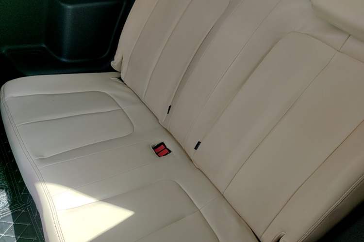 Used Brilliance Xinri i03 2021 410 km 38.54 kWh Left Rear Seat